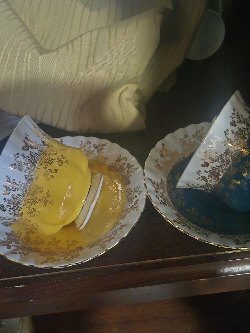 ROYAL ALBERT CUPS/SAUCERS